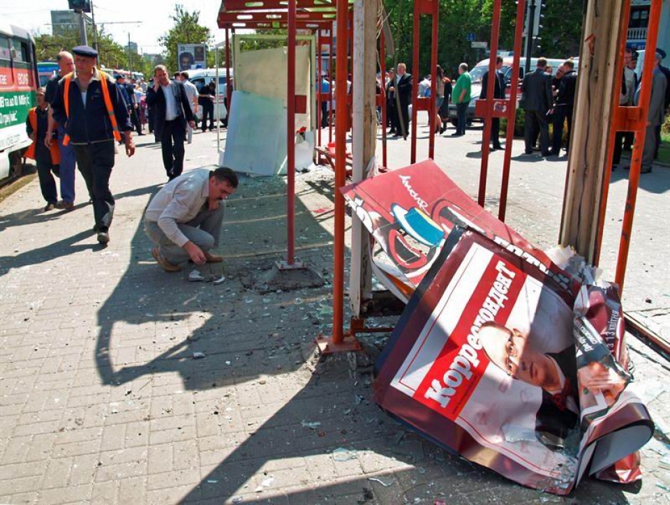 Policías ucranianos inspeccionan la parada de autobús donde ha hecho explosión una bomba. EFE