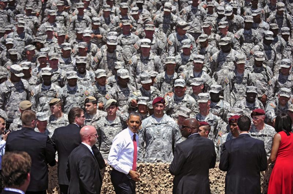 Barack Obama con un grupo de soldados y sus guardaespaldas. EFE