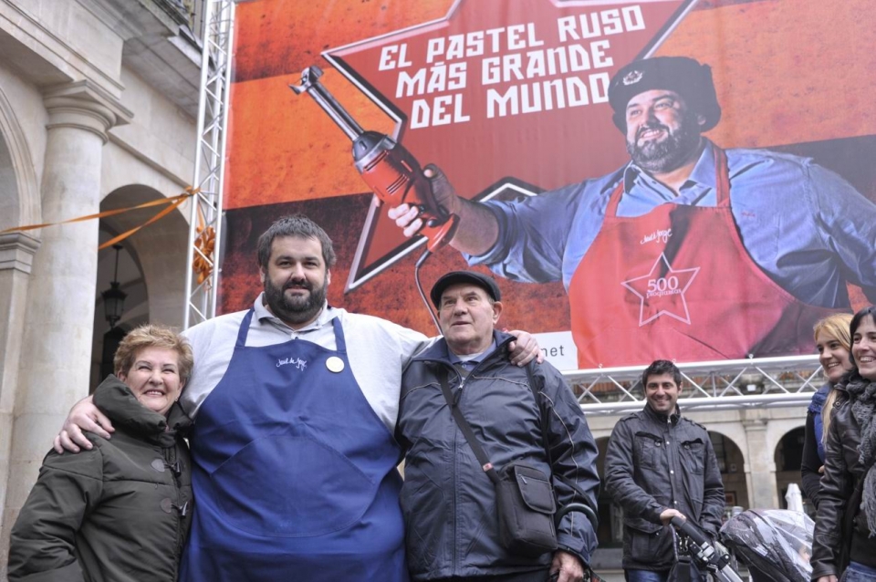 Robin Food preparando el pastel ruso más grande del mundo en Gasteiz. Foto: EITB
