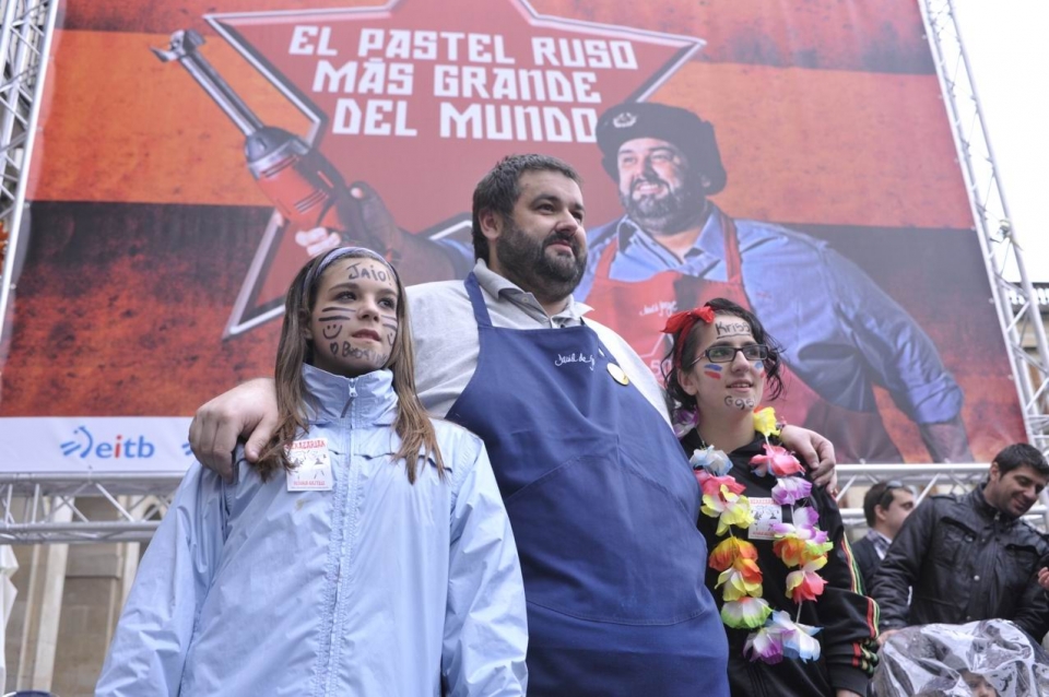Robin Food preparando el pastel ruso más grande del mundo en Gasteiz. Foto: EITB