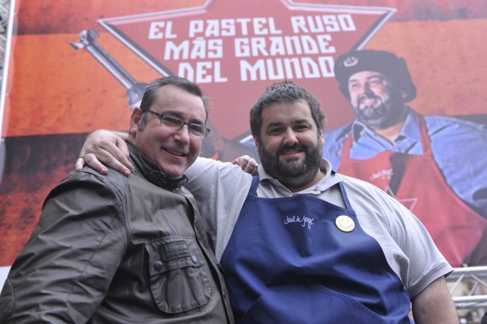 Robin Food preparando el pastel ruso más grande del mundo en Gasteiz. Foto: EITB