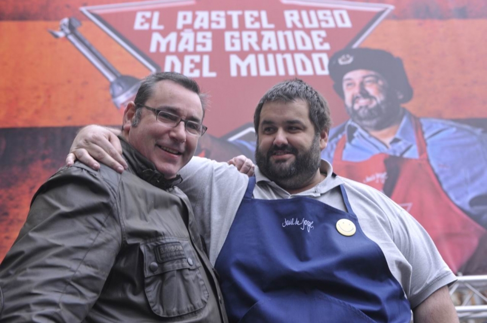 Robin Food preparando el pastel ruso más grande del mundo en Gasteiz. Foto: EITB