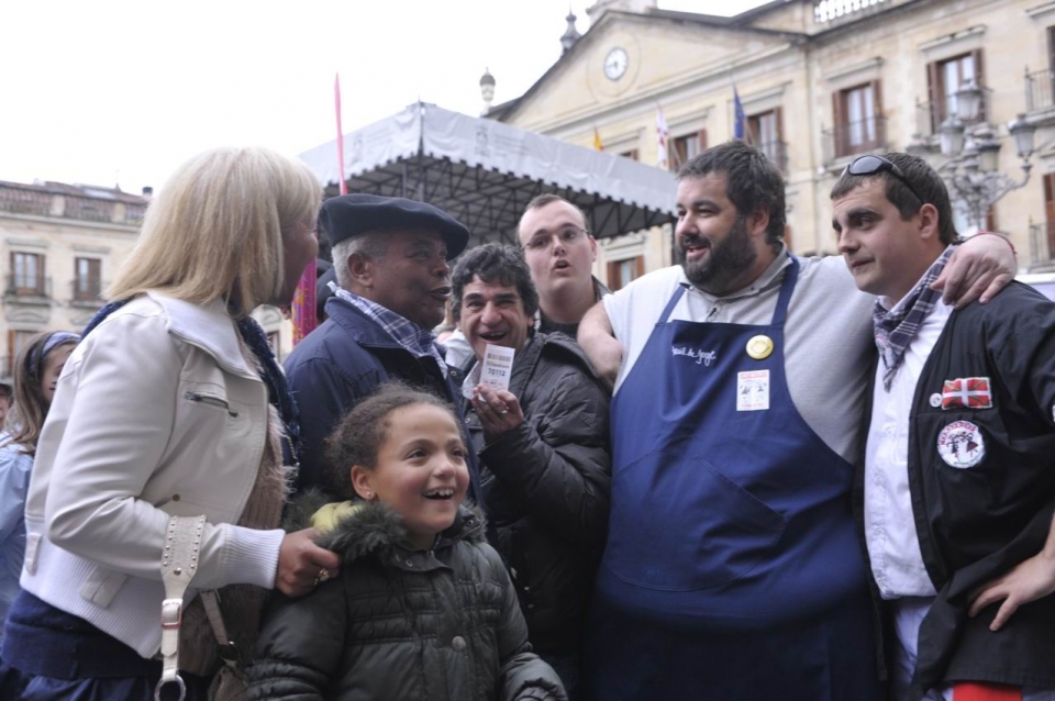 Robin Food preparando el pastel ruso más grande del mundo en Gasteiz. Foto: EITB
