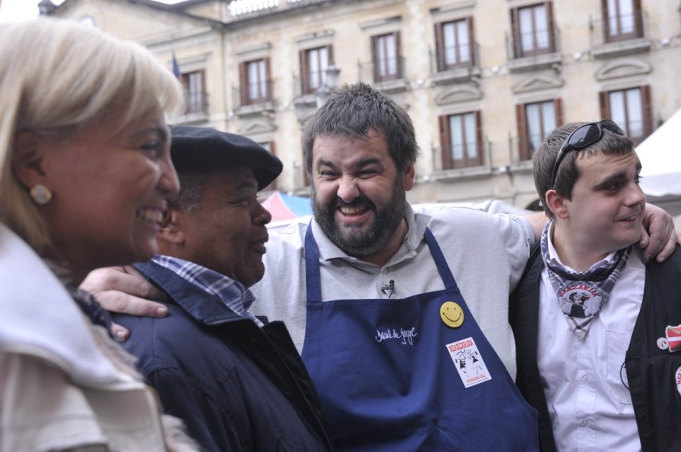 Robin Food preparando el pastel ruso más grande del mundo en Gasteiz. Foto: EITB