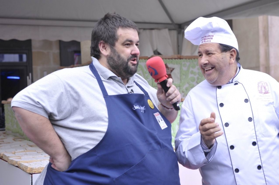 Robin Food preparando el pastel ruso más grande del mundo en Gasteiz. Foto: EITB