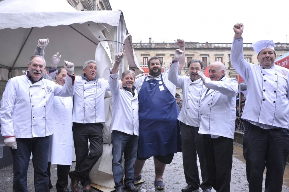 Robin Food preparando el pastel ruso más grande del mundo en Gasteiz. Foto: EITB
