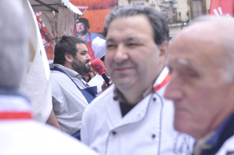 Robin Food preparando el pastel ruso más grande del mundo en Gasteiz. Foto: EITB