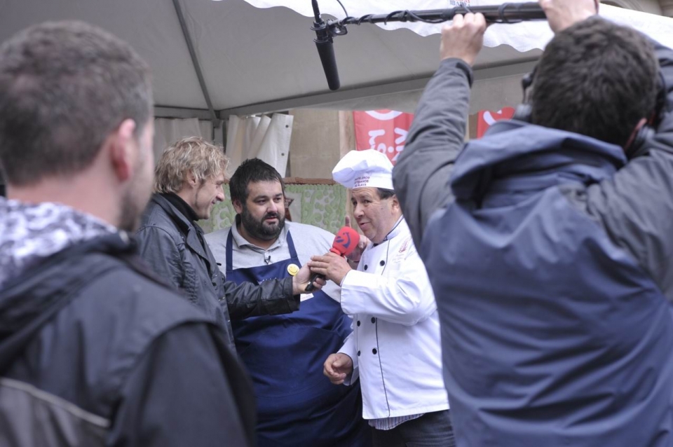 Robin Food preparando el pastel ruso más grande del mundo en Gasteiz. Foto: EITB