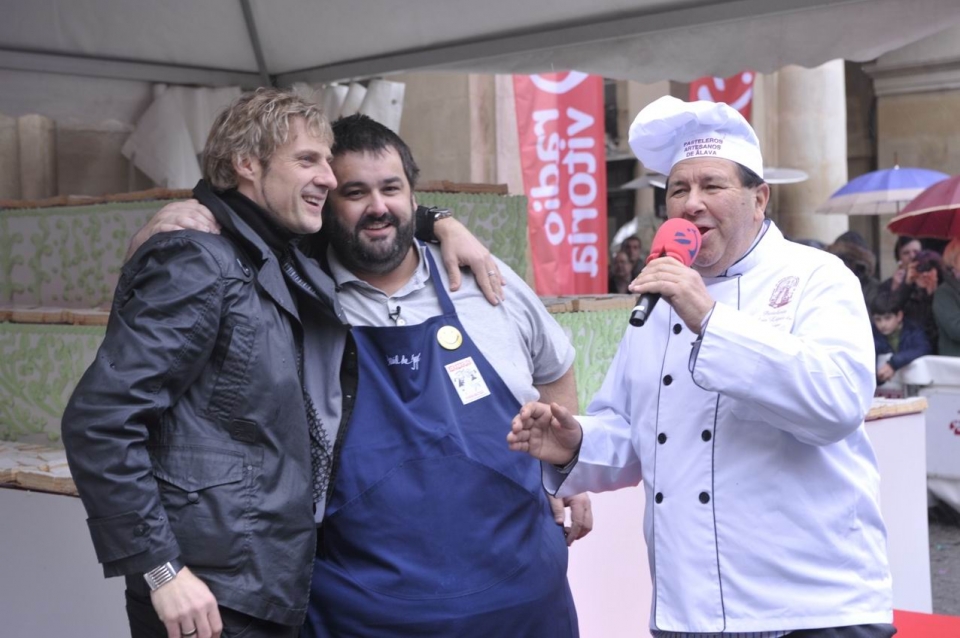 Robin Food preparando el pastel ruso más grande del mundo en Gasteiz. Foto: EITB