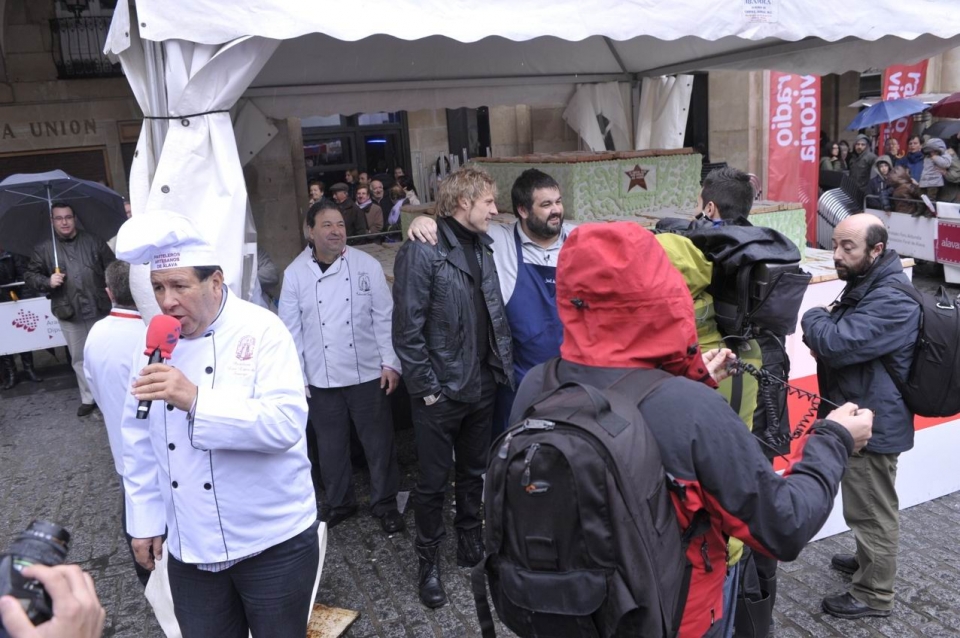 Robin Food preparando el pastel ruso más grande del mundo en Gasteiz. Foto: EITB