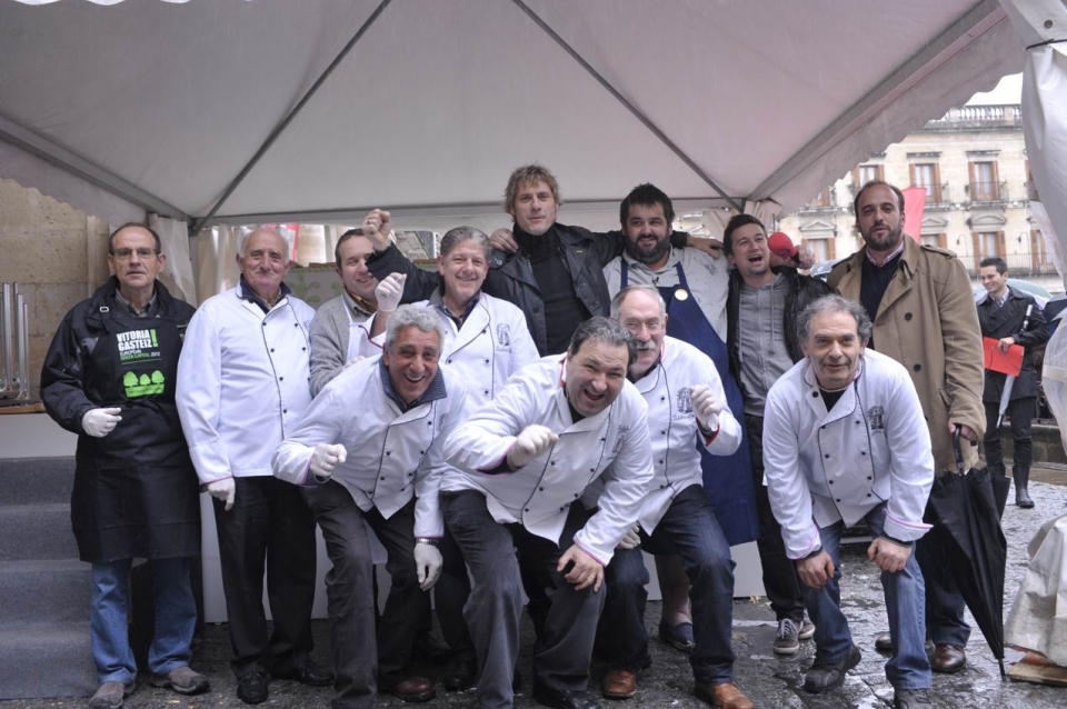 Robin Food preparando el pastel ruso más grande del mundo en Gasteiz. Foto: EITB