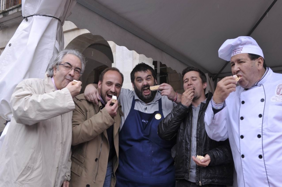 Robin Food preparando el pastel ruso más grande del mundo en Gasteiz. Foto: EITB
