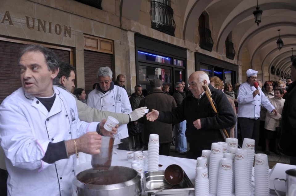 Robin Food preparando el pastel ruso más grande del mundo en Gasteiz. Foto: EITB