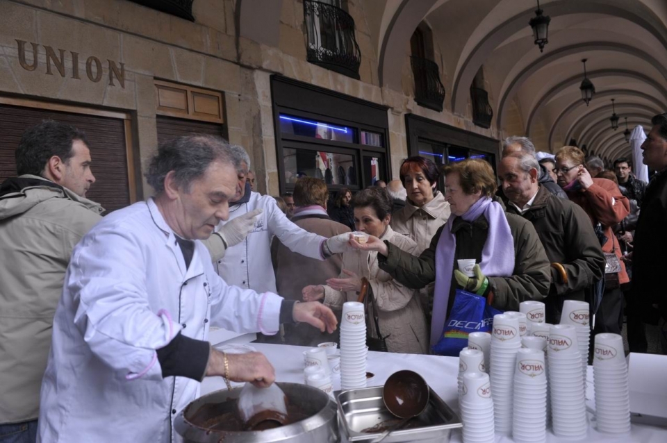 Robin Food preparando el pastel ruso más grande del mundo en Gasteiz. Foto: EITB