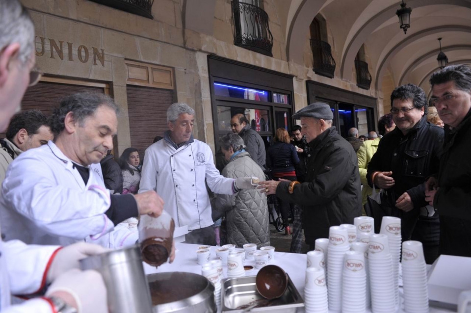 Robin Food preparando el pastel ruso más grande del mundo en Gasteiz. Foto: EITB