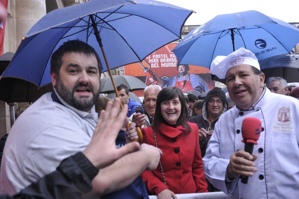 Robin Food preparando el pastel ruso más grande del mundo en Gasteiz. Foto: EITB