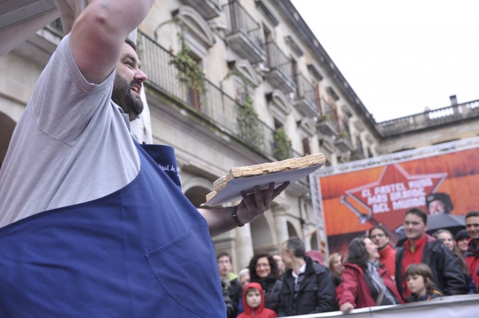 Robin Food preparando el pastel ruso más grande del mundo en Gasteiz. Foto: EITB