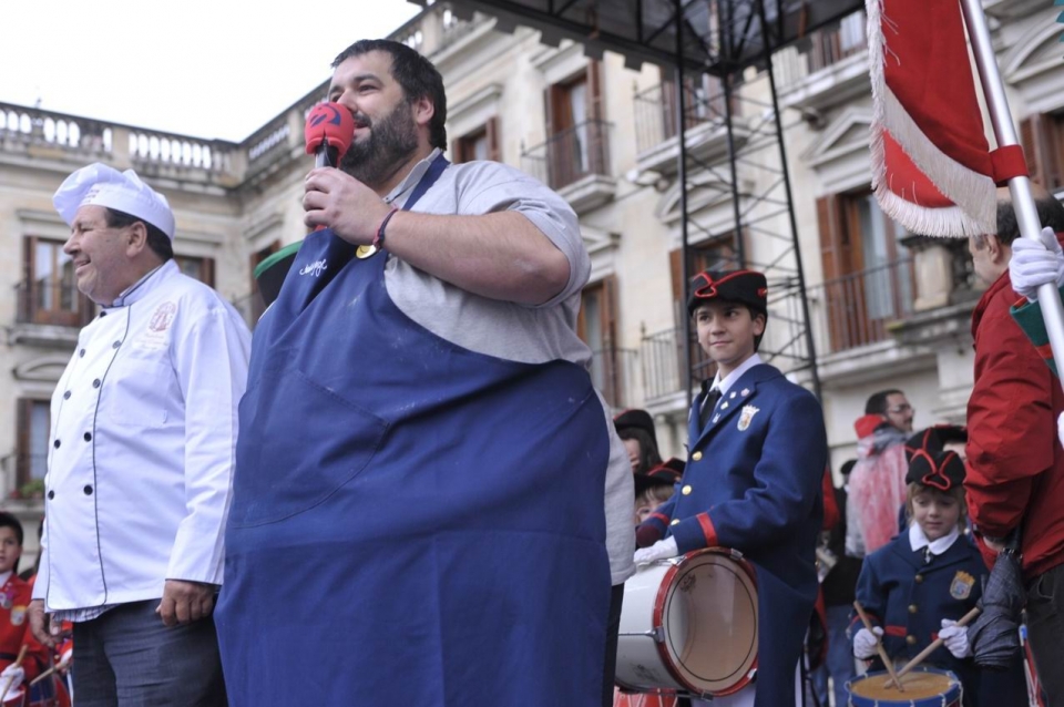 Robin Food preparando el pastel ruso más grande del mundo en Gasteiz. Foto: EITB