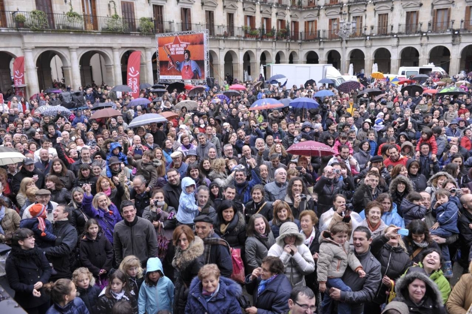 Robin Food preparando el pastel ruso más grande del mundo en Gasteiz. Foto: EITB