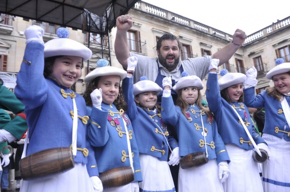 Robin Food preparando el pastel ruso más grande del mundo en Gasteiz. Foto: EITB