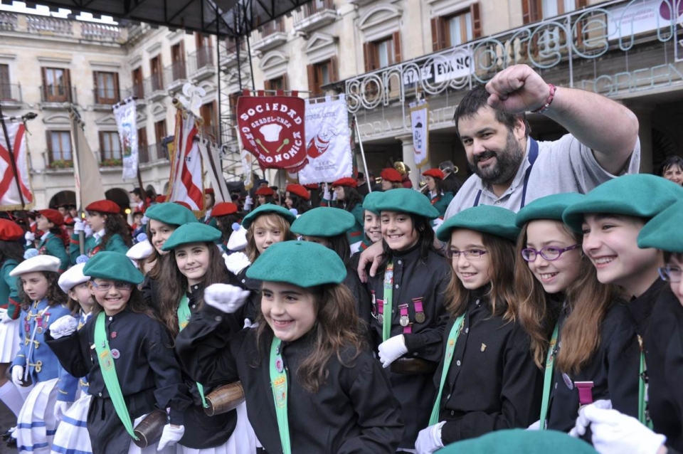 Robin Food preparando el pastel ruso más grande del mundo en Gasteiz. Foto: EITB