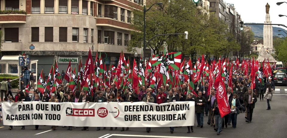 Cabeza de la manifestación de Bilbao en contra de los recortes en Sanidad y Educación. Foto: EITB
