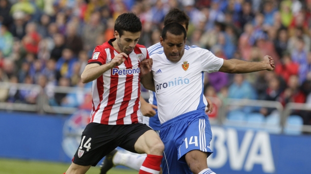 Susaeta pugna por un balón en la Romareda. Foto: EFE