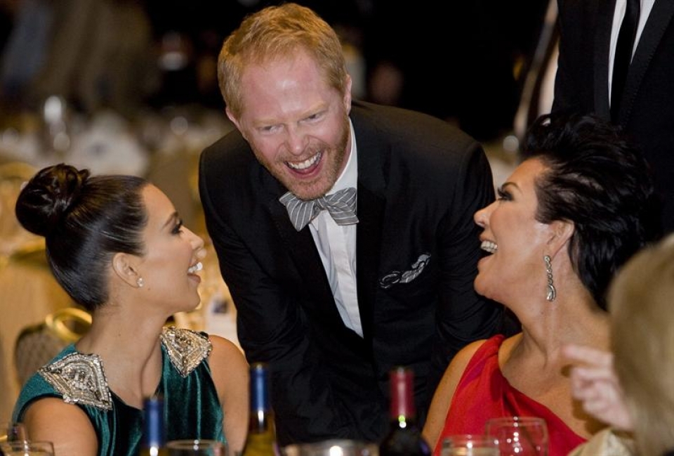 Kim Kardashian, Jesse Tyler Ferguson eta Kris Jenner, Etxe Zuriko Berriemaileen Sarien ekitaldian. Argazkia: EFE