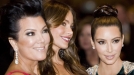 Kris Jenner, Sofia Vergara eta Kim Kardashian, Etxe Zuriko Berriemaileen Sarien ekitaldian. Argazkia: EFE title=