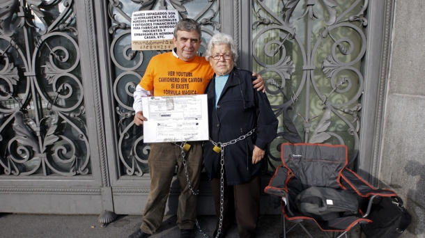 Una pareja se encadena para protestar contra los desahucios. Foto: EFE