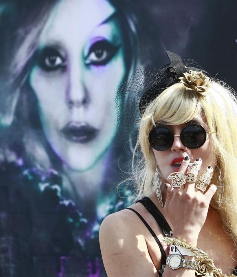 Lady Gagaren jarraitzaileak Korean emandako kontzertuan sartu aurretik. EFE