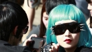 Lady Gagaren jarraitzaileak Korean emandako kontzertuan sartu aurretik. EFE title=