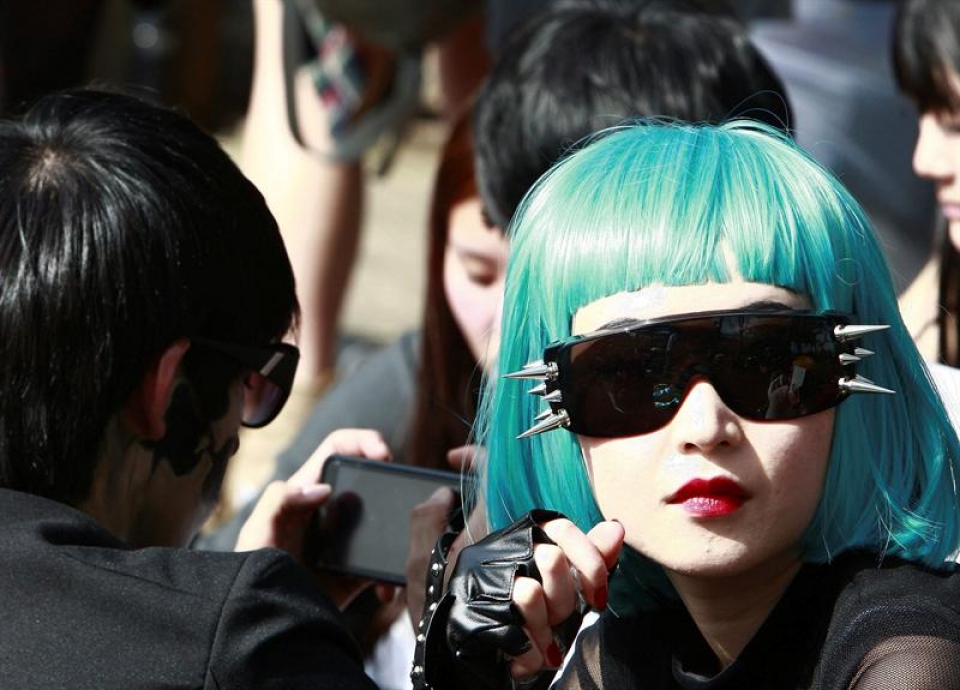 Lady Gagaren jarraitzaileak Korean emandako kontzertuan sartu aurretik. EFE
