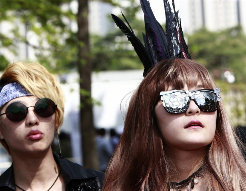 Lady Gagaren jarraitzaileak Korean emandako kontzertuan sartu aurretik. EFE