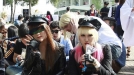 Lady Gagaren jarraitzaileak Korean emandako kontzertuan sartu aurretik. EFE title=