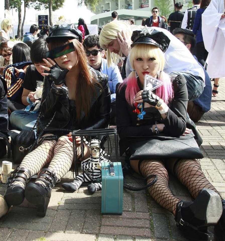 Lady Gagaren jarraitzaileak Korean emandako kontzertuan sartu aurretik. EFE