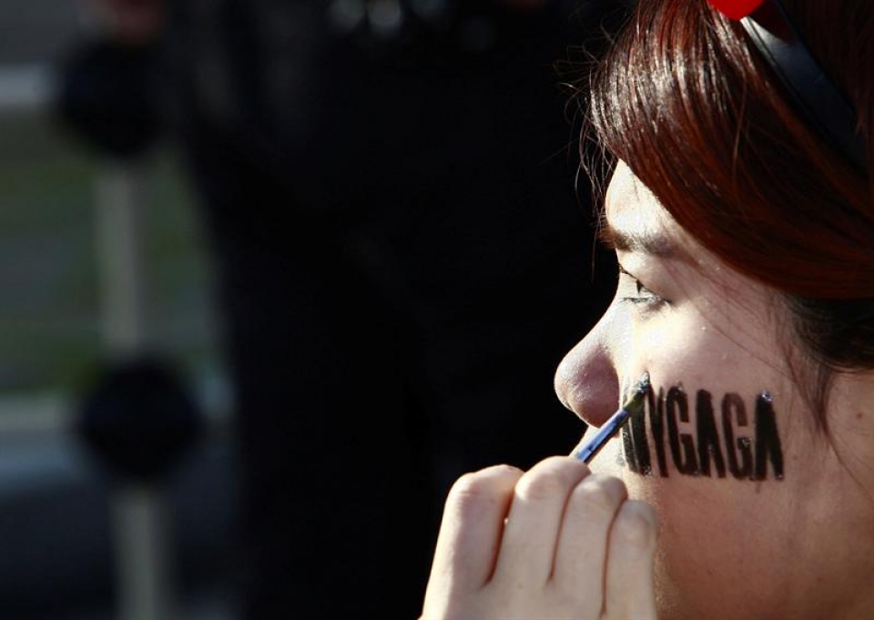 Lady Gagaren jarraitzaileak Korean emandako kontzertuan sartu aurretik. EFE