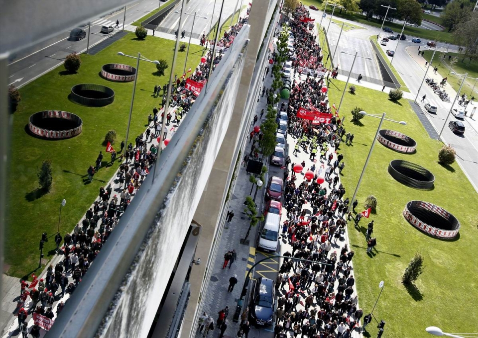 Manifestación de CCOO y UGT en Pamplona. Foto: EFE