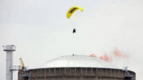 Greenpeace atterrit en paramoteur dans la centrale nucléaire du Bugey. Photo: Greenpeace