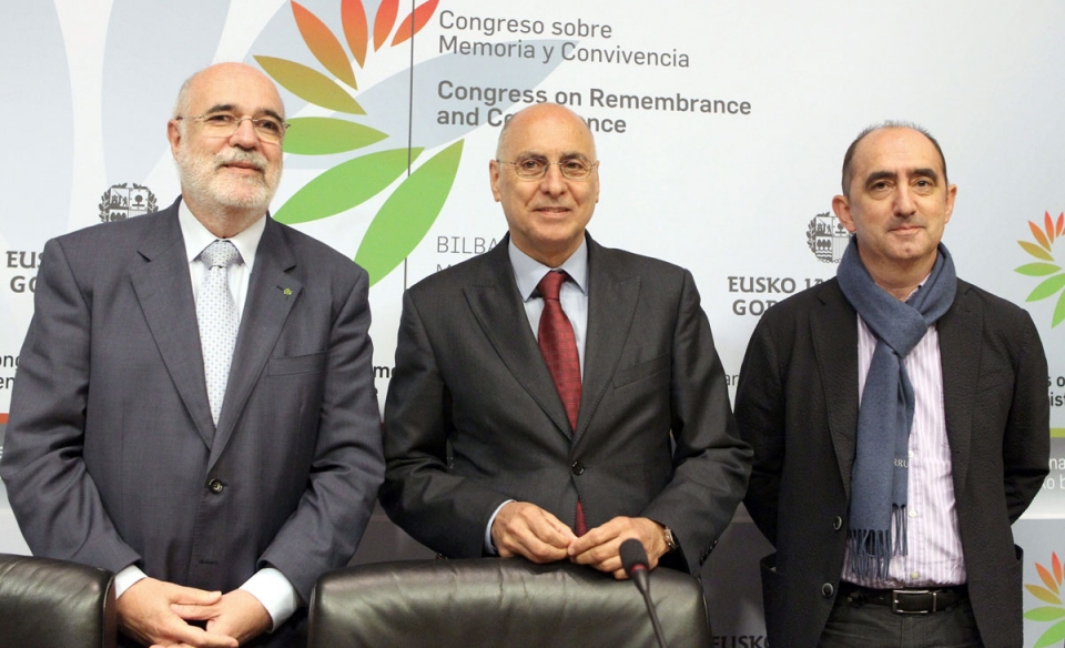 Jesús Loza, Rodolfo Ares y Daniel Innerarity en la presentación. Foto: EFE