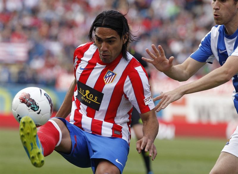 Falcao baloia kontrolatzen. Argazkia: EFE