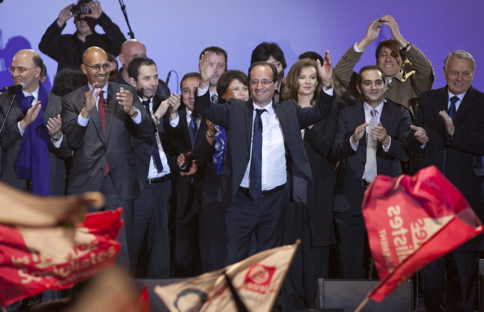 François Hollande celebra la victoria junto a su mujer y su equipo. EFE