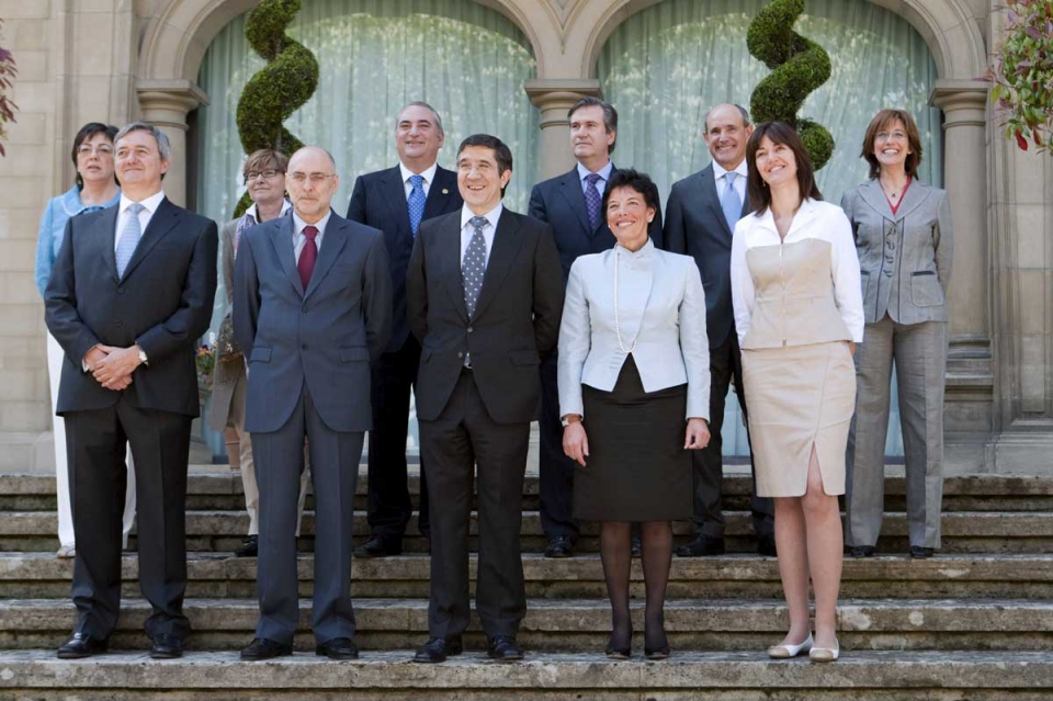 El lehendakari, acompañado de sus consjeros, en una imagen de 2009.