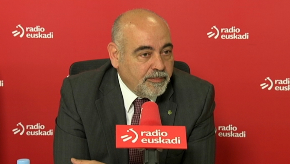 José Antonio Pastor en los estudios de Radio Euskadi. Foto: EITB