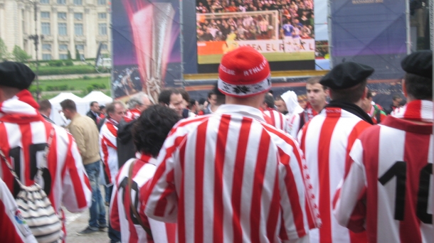 Rojiblancos en la Fan Zone. Foto: @IsuskoAB