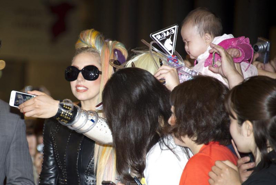 Se ha sacado fotos y ha firmado autógrafos para sus fans. Foto: EFE