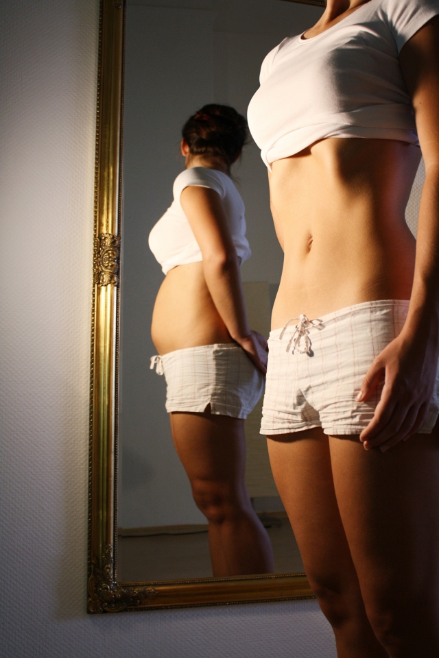 Una persona con trastornos alimenticias mirando su cuerpo en el espejo. Foto: EITB