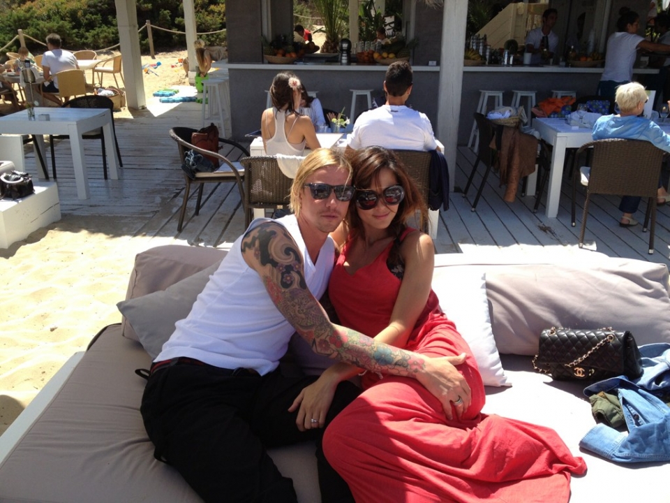 Guti y Romina Belluscio, en Ibiza, en una foto publicada por la presentadora en Twitter.