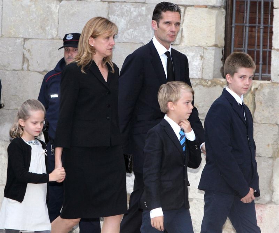 Iñaki Urdangarin y su familia han dado el último adiós en Gasteiz a Juan Urdangarin. EFE