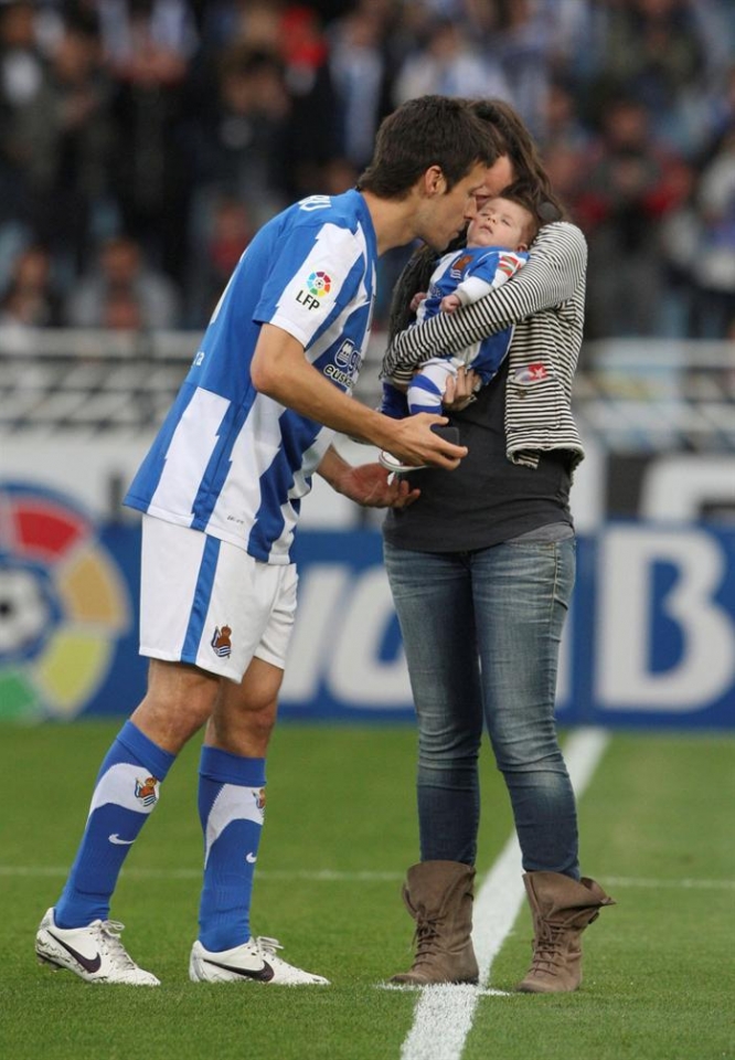 Aranburu bere emaztearekin eta semearekin Anoetako zelai erdian. Argazkia: EFE